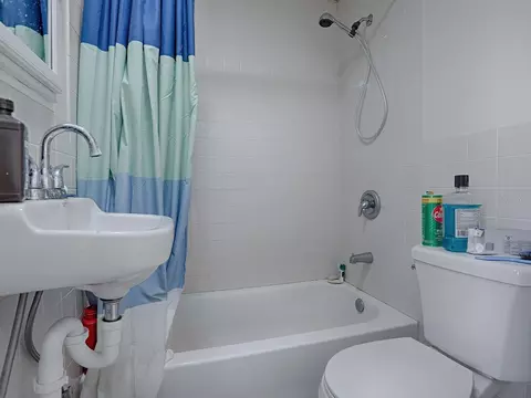 Bath - 422 E 426 E Citrus Ave, Eustis, FL 32726 photo 7 of 8