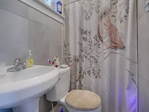 Bath - 422 E 426 E Citrus Ave, Eustis, FL 32726 photo 4 of 8