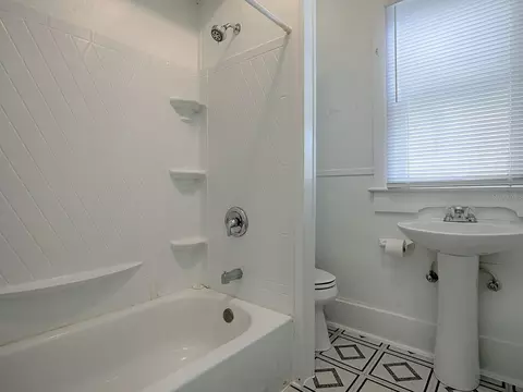 Bath - 422 E 426 E Citrus Ave, Eustis, FL 32726 photo 3 of 8