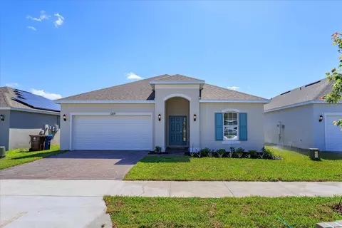 2914 Supermarine Rd, Tavares, FL 32778