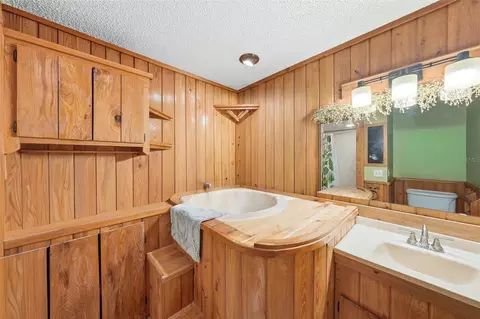 Bath - 400 Lakeshore Dr, Eustis, FL 32726 photo 1 of 2