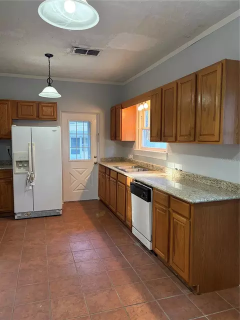 Kitchen - 19 W Pendleton Ave, Eustis, FL 32726 photo 1 of 5