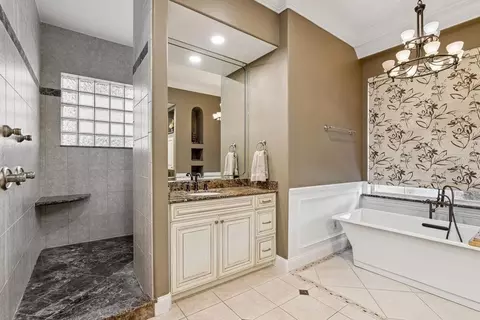 Bath - 1066 Ceasars Ct, Mount Dora, FL 32757 photo 4 of 7
