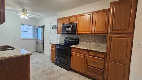 Kitchen - 25 E Chesley Ave, Eustis, FL 32726 photo 3 of 4
