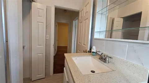 Bath - 25 E Chesley Ave, Eustis, FL 32726 photo 2 of 5