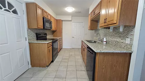 Kitchen - 25 E Chesley Ave, Eustis, FL 32726 photo 2 of 4