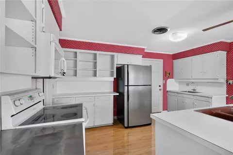 Kitchen - 2000 Fairway Dr, Eustis, FL 32726 photo 3 of 5