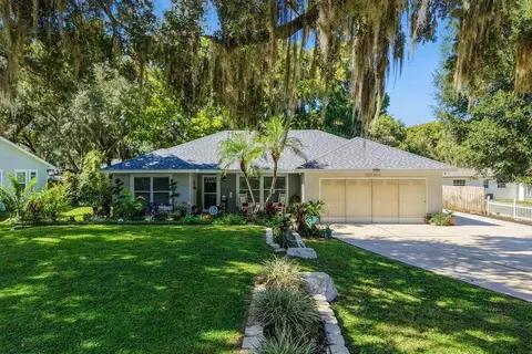 30749 Glenn Dr, Tavares, FL 32778