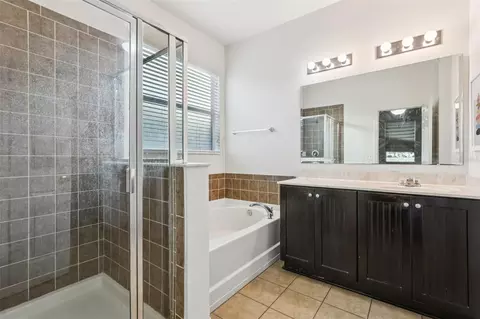 Bath - 1689 Strathmore Cir, Mount Dora, FL 32757 photo 1 of 3