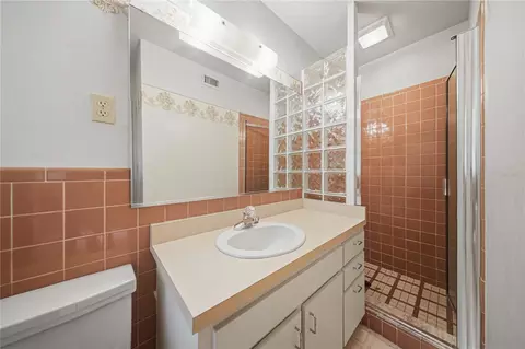 Bath - 1324 SE 33rd Ter, Ocala, FL 34471 photo 2 of 3