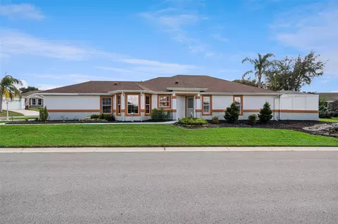 4900 Canoe Ct, Tavares, FL 32778