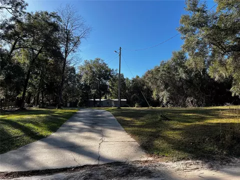 111 Lake Winnott Rd, Hawthorne, FL 32640