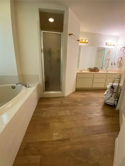 Bath - 1801 NE 77th St, Ocala, FL 34479 photo 2 of 3