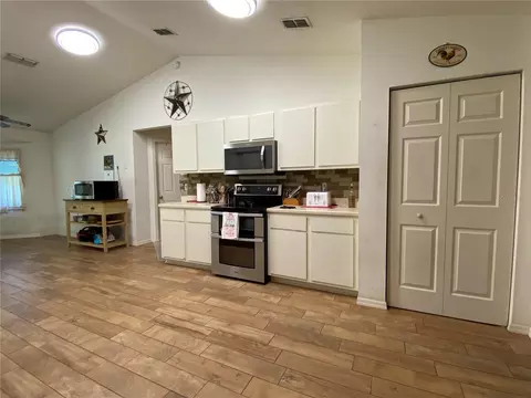 Kitchen - 1801 NE 77th St, Ocala, FL 34479 photo 2 of 4