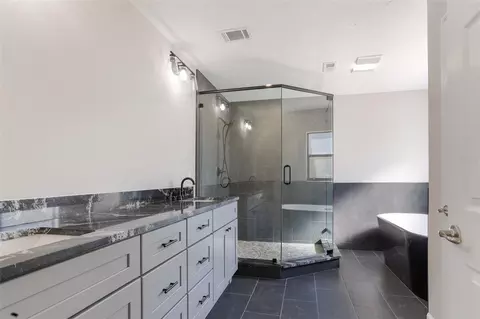 Bath - 2830 SE 31st St, Ocala, FL 34471 photo 2 of 4