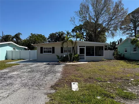 9015 Bay St NE, Saint Petersburg, FL 33702