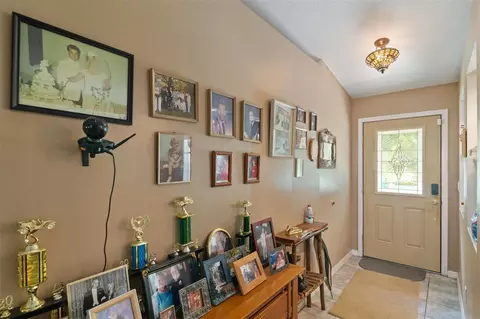 Entry Way - 8465 NW 186th St, Reddick, FL 32686 photo 1 of 1