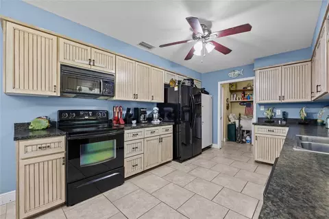 Kitchen - 6417 Baker Rd, Keystone Heights, FL 32656 photo 2 of 2