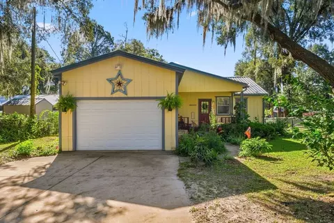 832 Lake Shore Ter, Interlachen, FL 32148