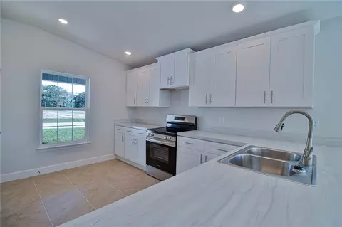 Kitchen - 3291 E Iris Ln, Bell, FL 32619 photo 4 of 7