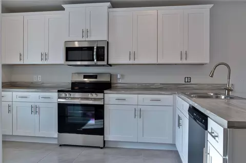 Kitchen - 3291 E Iris Ln, Bell, FL 32619 photo 3 of 7