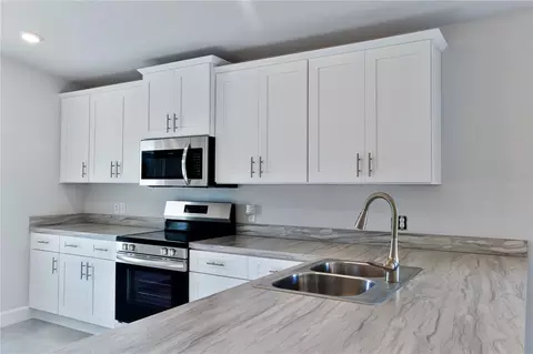 Kitchen - 3291 E Iris Ln, Bell, FL 32619 photo 2 of 7