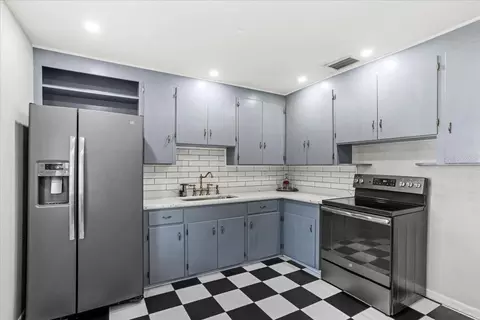 Kitchen - 220 SE 28th Ave, Ocala, FL 34471 photo 2 of 4