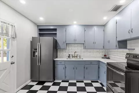 Kitchen - 220 SE 28th Ave, Ocala, FL 34471 photo 3 of 4