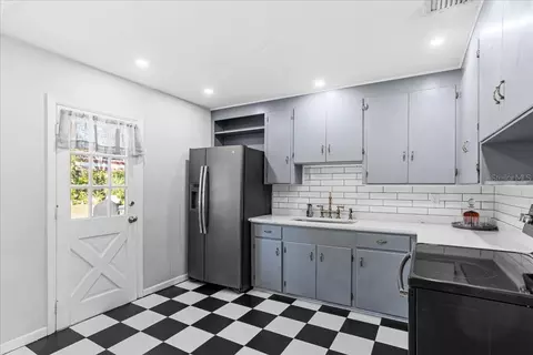 Kitchen - 220 SE 28th Ave, Ocala, FL 34471 photo 4 of 4