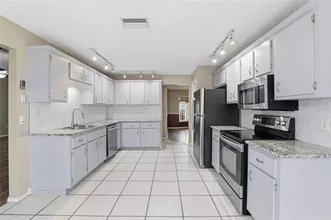 Kitchen - 3940 SW 134th St, Ocala, FL 34473 photo 3 of 4