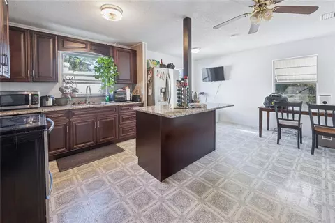 Kitchen - 11216 NE 63rd Pl, Williston, FL 32696 photo 2 of 2