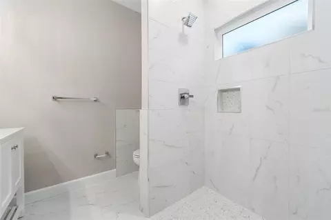 Bath - 2016 NE 3rd Ave, Gainesville, FL 32641 photo 2 of 3