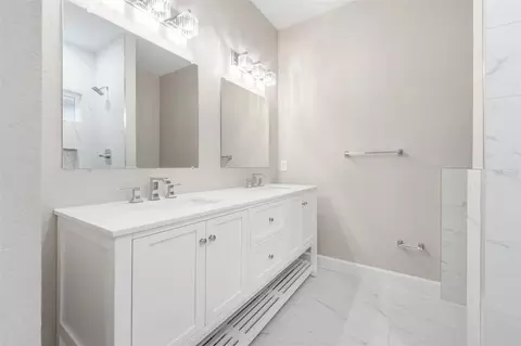 Bath - 2016 NE 3rd Ave, Gainesville, FL 32641 photo 1 of 3