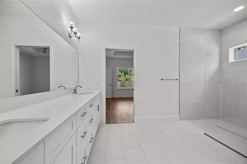 Bath - 1100 SW 67th Way, Gainesville, FL 32607 photo 3 of 4