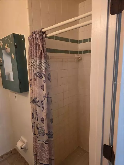 Bath - 1931 SW 73rd St, Gainesville, FL 32607 photo 1 of 5