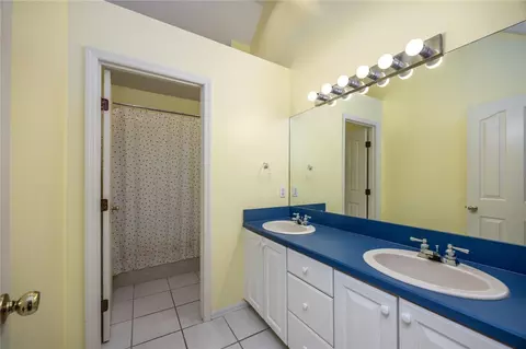 Bath - 4509 NW 53rd St, Gainesville, FL 32606 photo 6 of 7