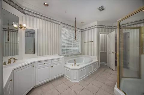 Bath - 4509 NW 53rd St, Gainesville, FL 32606 photo 2 of 7