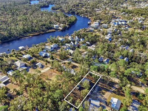 317 Cedar St NE, Steinhatchee, FL 32359
