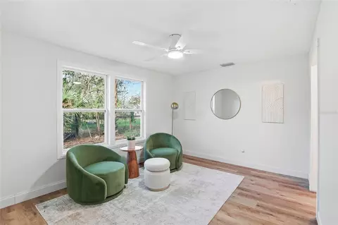 Living - 425 SE 2nd St, Williston, FL 32696 photo 2 of 10