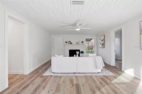 Living - 425 SE 2nd St, Williston, FL 32696 photo 5 of 10