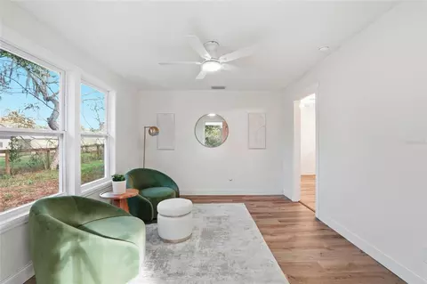 Living - 425 SE 2nd St, Williston, FL 32696 photo 3 of 10