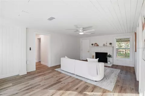 Living - 425 SE 2nd St, Williston, FL 32696 photo 6 of 10