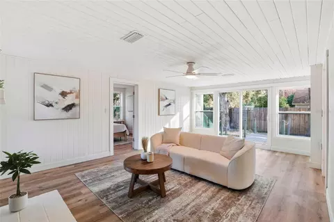 Living - 425 SE 2nd St, Williston, FL 32696 photo 9 of 10