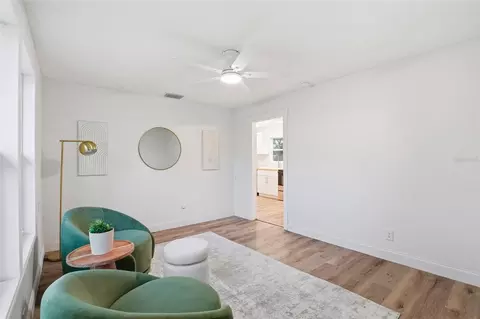 Living - 425 SE 2nd St, Williston, FL 32696 photo 4 of 10
