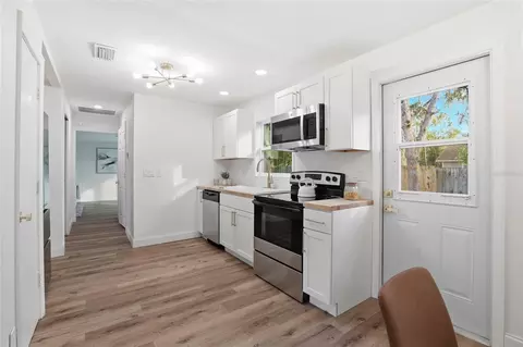 Entry Way - 425 SE 2nd St, Williston, FL 32696 photo 1 of 1
