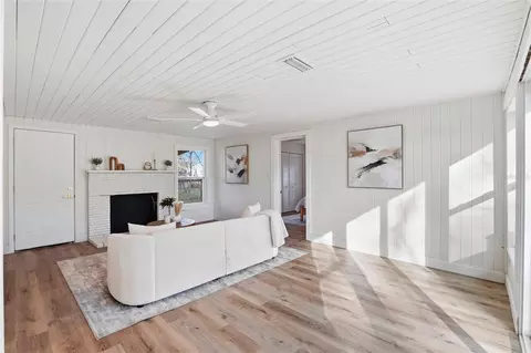 Living - 425 SE 2nd St, Williston, FL 32696 photo 8 of 10