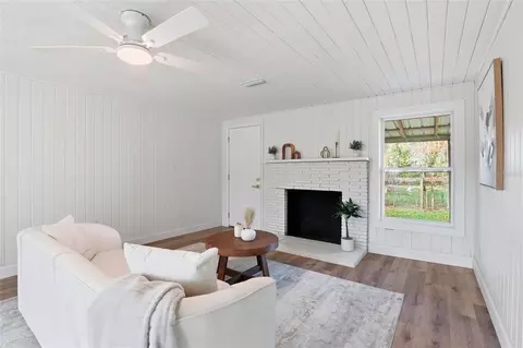 Living - 425 SE 2nd St, Williston, FL 32696 photo 7 of 10
