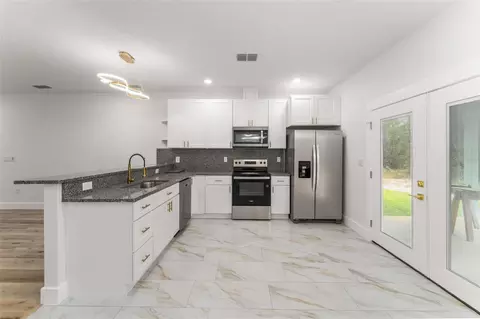 Kitchen - 1471 NE 153rd Ave, Williston, FL 32696 photo 2 of 3
