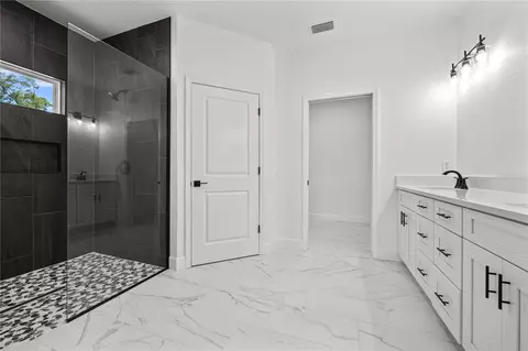 Bath - 1050 SW 67th Way, Gainesville, FL 32607 photo 2 of 3