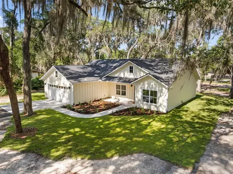 332 SE 3rd Ave, Melrose, FL 32666